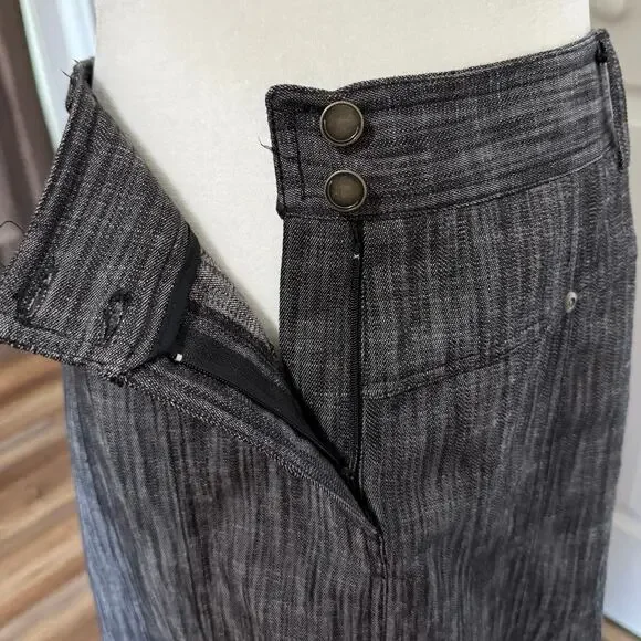 Larry Levine Size 8 stretch denim skirt heathered gray. Zip fly two button waist - Picture 4 of 9